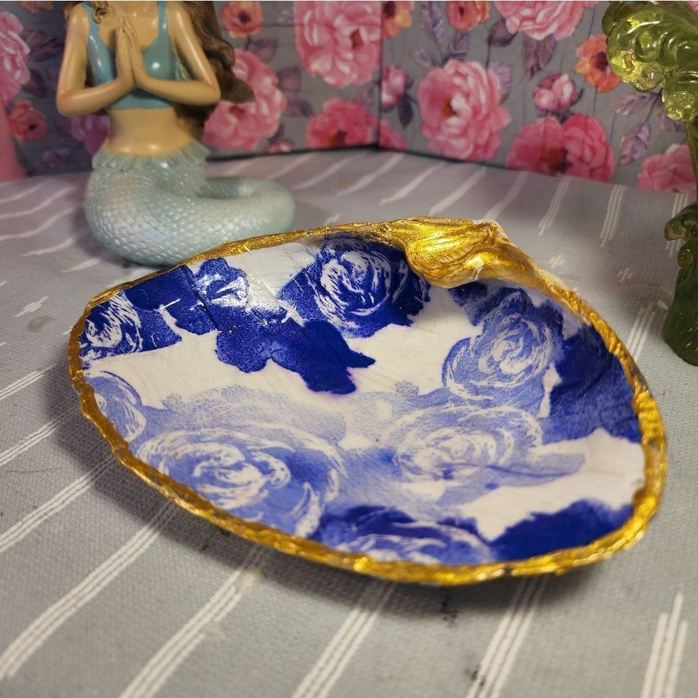 DECOUPAGE CLAM SHELL DECOUPAGE PURPLE FLOWERS ON A CLAM SHELL TRINKET DISH - Picture 7 of 10